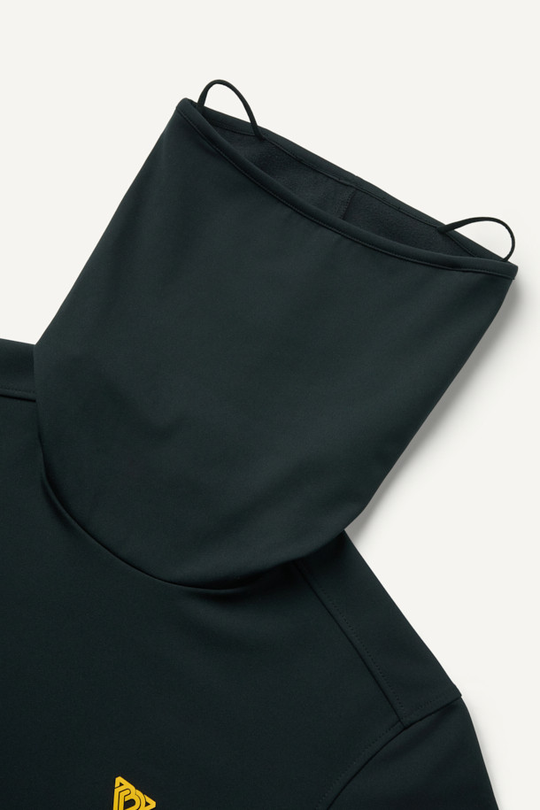 **윈터 기모 터틀넥 긴팔 티셔츠**는 겨울철 추위에도 따뜻함과 스타일을 동시에 잡을 수 있는 아이템입니다. 부드러운 기모 안감과 보온 기능을 갖춰 쌀쌀한 날씨에도 쾌적하게 착용 가능합니다. 데일리룩, 피트니스룩, 러닝룩 등 다양한 TPO에 활용할 수 있으며, 스포티, 미니멀, 캐주얼 스타일을 연출하기 좋습니다. 신축성이 우수한 폴리에스테르, 스판덱스 혼방 소재로 활동성을 높였으며, 손목 밴드 처리와 겨드랑이 액션 분량(거싯) 디테일로 편안한 착용감을 제공합니다. 블랙 색상에 무지 디자인으로 어떤 옷에도 쉽게 매치할 수 있으며, 귀걸이용 고리가 있어 편리합니다.
