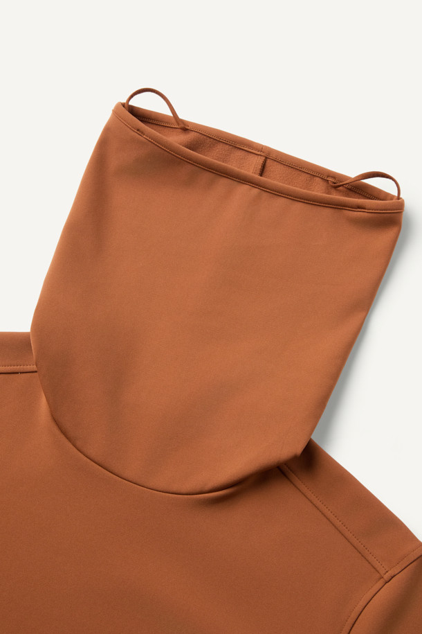 보온성과 활동성을 갖춘 윈터 기모 터틀넥 긴팔 티셔츠입니다. 부드러운 촉감의 폴리에스테르, 스판덱스 혼방 소재에 기모 안감을 더해 한겨울에도 따뜻하게 착용 가능합니다. 베이직 스타일의 무지 디자인으로 다양한 겨울 데일리룩과 스포츠 활동에 활용하기 좋습니다. 테크핏 핏과 긴소매, 터틀넥 디자인으로 보온성을 높였으며, 손목 밴드와 겨드랑이 액션 분량(거싯)으로 활동성을 더했습니다. 귀걸이용 고리 장착과 로고 전사가 돋보이는 미니멀, 캐주얼, 스포티 스타일의 티셔츠입니다.
