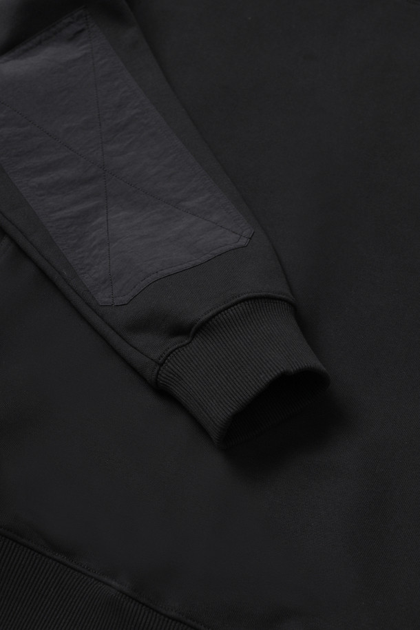 시그니처 스웻셔츠 V4는 워크 및 일상생활에서 활용하기 좋은 공용 스웻셔츠입니다. 봄, 가을, 겨울 계절에 적합하며, 스포티하고 베이직한 스타일을 연출합니다. 면, 폴리에스터, 나일론 혼방의 두꺼운 소재로 제작되어 부드러운 촉감과 흡습, 보온, 내구성을 갖췄습니다. 라운드넥에 컴포트핏의 레귤러 기장으로 제작되었으며, 가슴 자수 로고와 앞주머니 2개, 어깨/팔꿈치 보강, 벨크로 시스템, 뒷목 행거루프 등의 디테일이 돋보입니다. 출근룩이나 겨울 데일리룩으로 캐주얼하게 코디하기 좋습니다.
