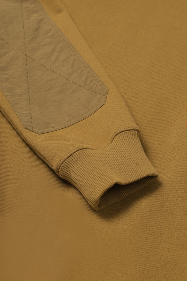 **시그니쳐 스웻셔츠 V4**는 베이직하고 스포티한 무드를 연출하는 공용 스웻셔츠입니다. 봄, 가을, 겨울에 착용하기 좋으며, 일상, 워크 활동에 적합합니다. 두꺼운 두께감의 면, 폴리에스테르, 나일론 혼방 소재로 제작되어 부드러운 촉감과 보온성, 내구성을 제공합니다. 콤포트핏 레귤러 기장의 라운드넥 긴 소매 디자인으로 벨크로 패치 부착, 앞주머니 2개, 어깨/팔꿈치 보강, 행거루프, 가슴 자수 등의 특징을 갖추었습니다. 겨울 데일리룩, 워크샵룩, 캠핑룩 등 다양한 스타일 연출에 활용하기 좋은 캐주얼, 미니멀, 스포티 스타일의 스웻셔츠입니다.
