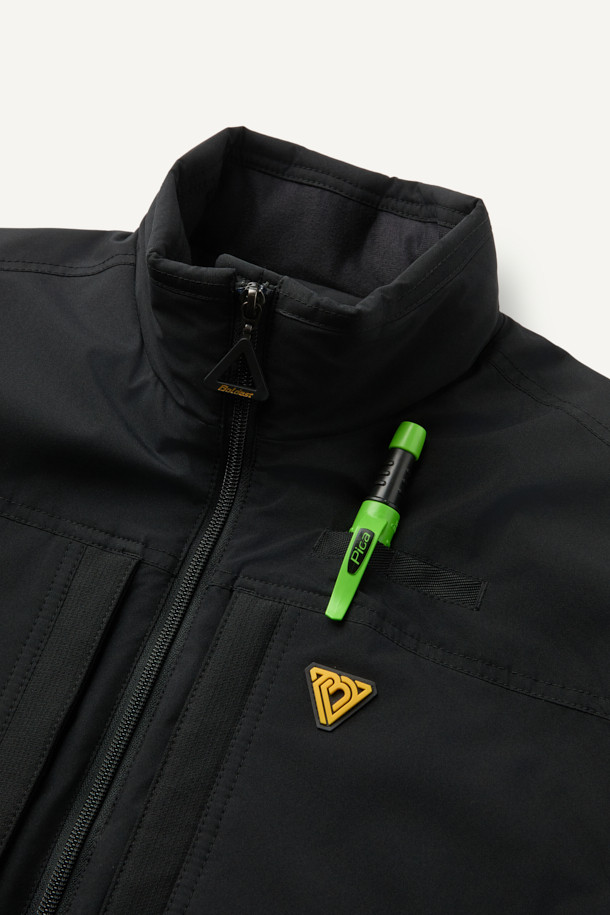 워크 경량 패딩은 캐주얼하고 스포티한 스타일의 겨울용 아우터입니다. 블랙 색상의 무지 디자인으로, 출근룩과 여행룩에 모두 활용하기 좋습니다. 나일론 소재로 제작되어 가볍고 부드러운 촉감을 선사하며, 두꺼운 두께감으로 뛰어난 보온성을 제공합니다. 생활 방수 기능과 투습 기능으로 쾌적함을 유지하며, 지퍼와 스냅으로 여밀 수 있습니다. 6개의 포켓과 스토퍼 디테일로 실용성을 더한 스탠다드핏 긴소매 패딩입니다.
