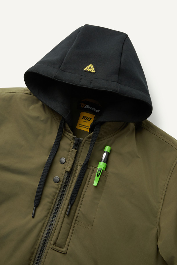 워크 MA-1 패딩 파카 V4는 일상과 워크웨어 스타일을 아우르는 남녀 공용 아우터입니다. 카키와 올리브 두 가지 색상으로 출시되었으며, 가을과 겨울에 따뜻하게 입을 수 있도록 두꺼운 두께감의 폴리에스테르 소재로 제작되었습니다. 컴포트핏으로 편안한 착용감을 제공하며, YKK 2WAY 지퍼, 13개 포켓, 후드 탈부착, 벨크로 시스템, 시보리 디테일, 아일렛 통기성 등 다양한 디테일이 돋보입니다. 생활방수, 방풍, 보온, 통기성 기능으로 실용성을 높였으며, 출근룩, 워크웨어, 스트리트, 미니멀 스타일을 즐겨 입는 분들께 추천합니다.
