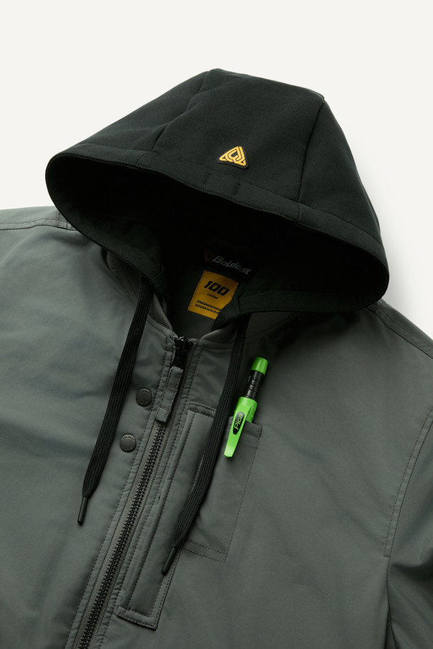 워크 MA-1 패딩 파카 V4는 일상과 워크웨어 스타일을 아우르는 남녀 공용 아우터입니다. 두꺼운 두께감의 폴리에스테르 소재에 안감은 패딩 처리하여 가을, 겨울철 뛰어난 보온성을 제공하며 일상적인 활동은 물론 출근룩으로도 활용 가능합니다. 밀리터리, 스포티 무드를 동시에 느낄 수 있으며, 무지 디자인에 후드 탈부착, YKK 2WAY 지퍼, 13개 포켓 시스템, 벨크로, 시보리, 아일렛 등 다양한 디테일이 돋보입니다. 생활 방수, 방풍 기능으로 외부 환경으로부터 보호하며, 컴포트핏 레귤러 기장으로 편안한 착용감을 선사합니다.
