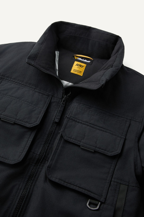 아라미드 쉴드 프리마로프트 워크 패딩 V2는 남성용 겨울 패딩으로, 워크웨어 및 작업복으로 활용하기 좋습니다. 밀리터리 스타일과 스포티한 무드를 동시에 느낄 수 있으며, 무지 패턴의 블랙 컬러로 디자인되었습니다. 뛰어난 보온성과 내구성을 자랑하며, 발수 및 제전 기능을 갖춰 기능성을 높였습니다. PRIMALOFT® SILVER 충전재, 알루미늄 히팅 안감, 9개의 포켓 시스템, D링 고리, 밑단 스트링 조절, 벨크로 시스템 등 다양한 디테일이 돋보입니다. 출근룩, 캠핑룩, 등산룩 등 다양한 TPO에 스포티, 워크웨어, 미니멀 스타일로 활용 가능합니다.
