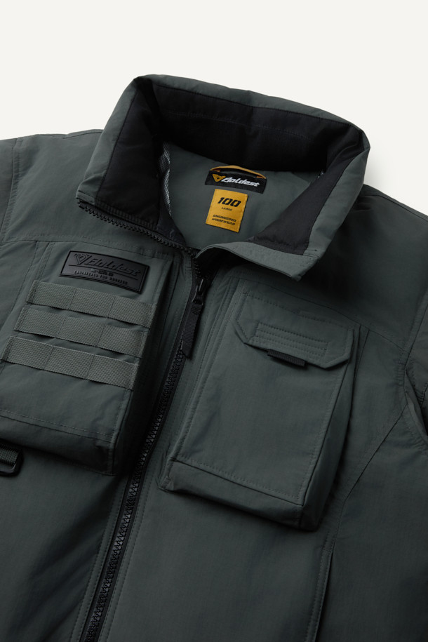 헤비듀티 퍼텍스 프리마로프트 워크 패딩 V3는 겨울철 워크웨어와 아웃도어 활동에 적합한 남성용 패딩입니다. 밀리터리 스타일의 무지 디자인으로, 그린 컬러를 제공합니다. 방수, 투습, 보온, 발수 기능을 갖춘 PERTEX® SHIELD 원단과 PRIMALOFT® SILVER 충전재를 사용하여 뛰어난 기능성을 자랑합니다. 팔꿈치 부분은 코듀라 1000D 원단으로 보강되었으며, 알루미늄 히팅 안감, 9개의 포켓, 몰리 시스템 적용으로 수납력과 활동성을 높였습니다. 스탠다드 핏에 지퍼형 여밈 방식으로 편안하게 착용 가능하며, 캠핑, 등산, 여행 등 다양한 TPO에 고프코어 및 워크웨어 스타일을 연출할 수 있습니다.
