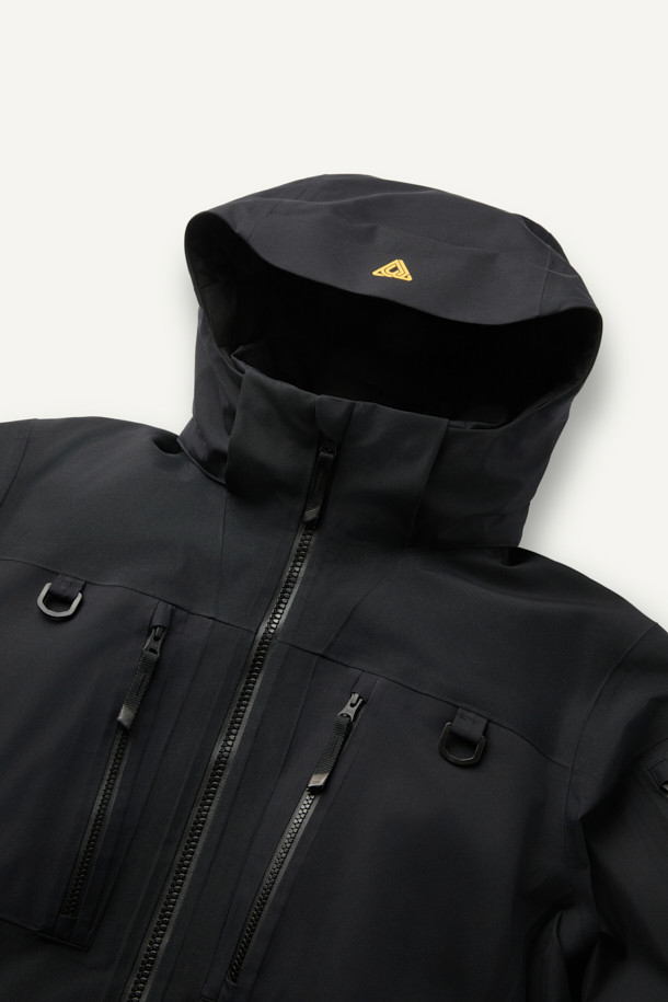 고어텍스 구스 다운 V2는 겨울철 하이킹, 일상, 워킹 등 다양한 활동에 적합한 남녀 공용 아우터입니다. 블랙 색상의 무지 디자인으로 스포티하고 미니멀한 스타일을 연출하며, 레귤러핏과 레귤러 기장으로 편안한 착용감을 제공합니다. 방수, 보온, 발수 기능과 7개의 포켓, 후드 탈부착, 알루미늄 히팅 안감, 내구성 등 뛰어난 기능성을 갖춰 캠핑룩, 등산룩, 출근룩 등 어떤 TPO에도 잘 어울립니다. 고어텍스 소재와 구스 다운 충전재를 사용하여 두꺼운 두께감으로 따뜻함을 극대화했으며, 긴 소매 기장과 지퍼, 스냅 여밈으로 외부의 찬 공기를 효과적으로 차단합니다.
