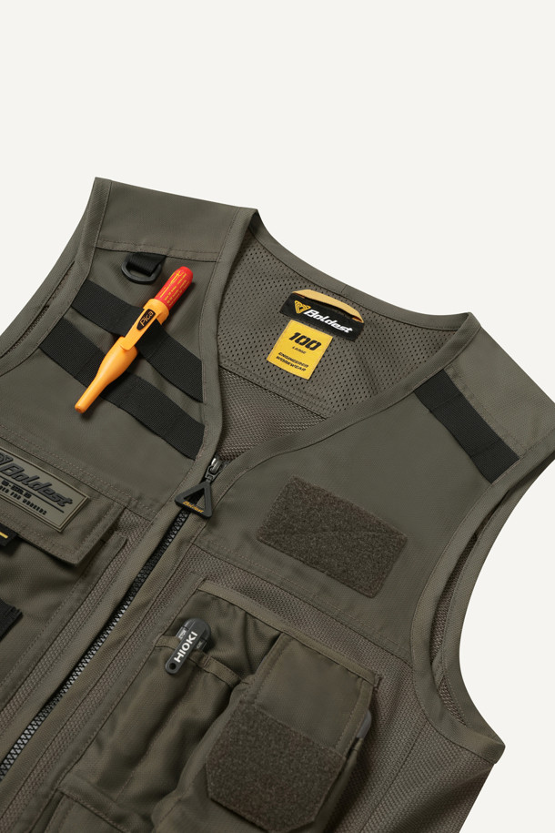 일렉트릭션 베스트는 작업용 또는 일상생활에서 활용 가능한 남성용 베스트입니다. 카키와 블랙 두 가지 색상으로 제공되며, 봄, 여름, 가을 계절에 착용하기 좋습니다. 워크웨어 스타일의 레귤러핏으로 디자인되었으며, 브이넥과 민소매 디자인이 특징입니다. 두꺼운 두께의 도비/메쉬 혼방 소재로 제작되어 뻣뻣한 촉감을 제공하며, 통기성과 수납 기능을 갖췄습니다. 총 12개의 포켓, YKK 스냅/지퍼, 다용도 몰리 시스템, D링 3개, 내구성 강화, 전기공 전용 디자인 등 다양한 특징을 갖춘 실용적인 아이템입니다.
