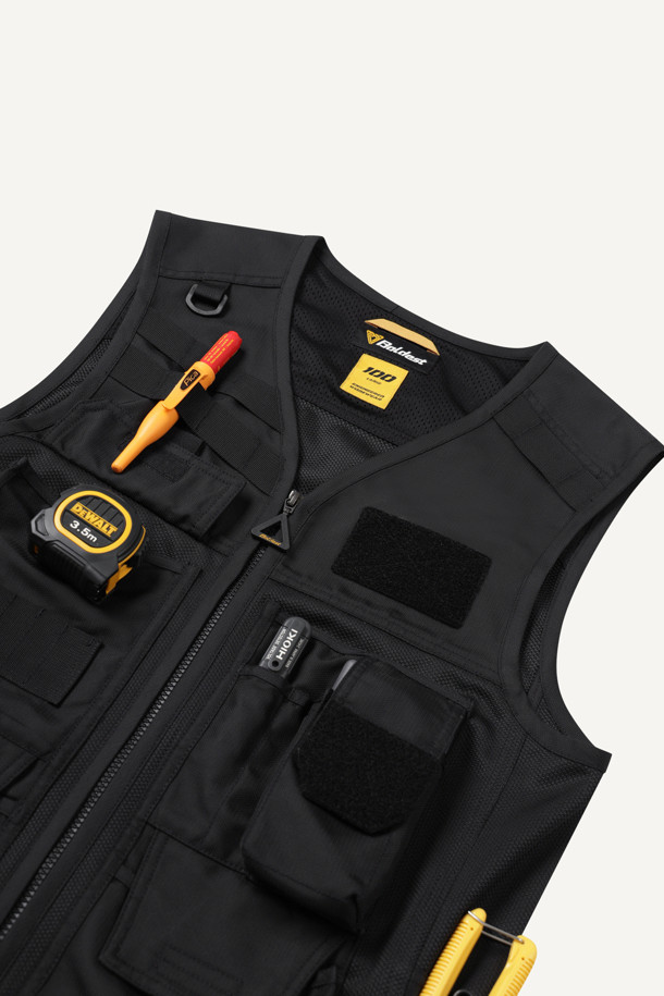 일렉트릭션 베스트는 남성용 워크웨어 스타일의 작업 조끼입니다. 두껍고 뻣뻣한 도비 및 메쉬 소재로 제작되었으며, 사계절 착용이 가능합니다. 총 12개의 포켓과 다용도 몰리 시스템, YKK 스냅/지퍼, D링 3개가 있어 뛰어난 수납력과 실용성을 제공합니다. 전기공 전용 디자인으로 제작되었으며, 브이넥, 레귤러핏, 민소매 디자인이 특징입니다. 출근룩과 워크샵룩, 캐주얼, 미니멀 스타일 연출에 적합하며, 내구성이 뛰어나 작업 환경에서 쾌적함과 편리함을 더합니다.
