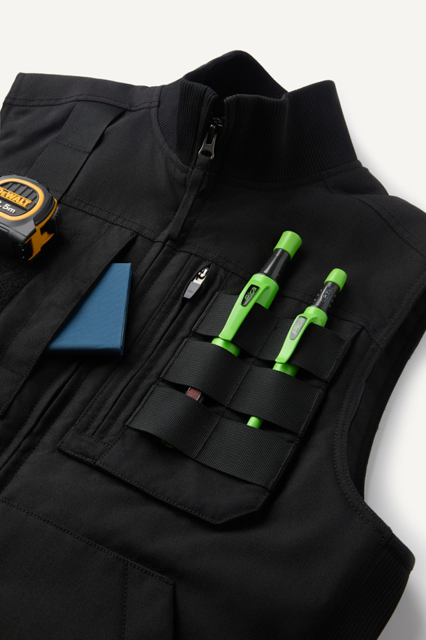 헤비듀티 패딩 베스트는 혹독한 겨울 날씨에도 끄떡없는 보온력을 제공하는 남녀 공용 아우터입니다. 블랙 컬러의 무지 디자인에, 스포티와 밀리터리 스타일을 결합하여 일상 및 아웃도어 활동에 모두 적합합니다. 튼튼한 코듀라와 나일론 소재를 사용하여 내구성과 내마모성을 높였으며, 두꺼운 두께감과 부드러운 촉감이 특징입니다. YKK 스냅/지퍼, 웨빙 테이프 디테일, 벨크로 포켓, 다중 포켓 구성, 고기능성 패딩 충전재 등이 적용되어 뛰어난 기능성을 자랑합니다. 스포티, 워크웨어, 미니멀 스타일을 추구하는 분들께 겨울 데일리룩과 캠핑룩에 완벽한 선택이 될 것입니다.
