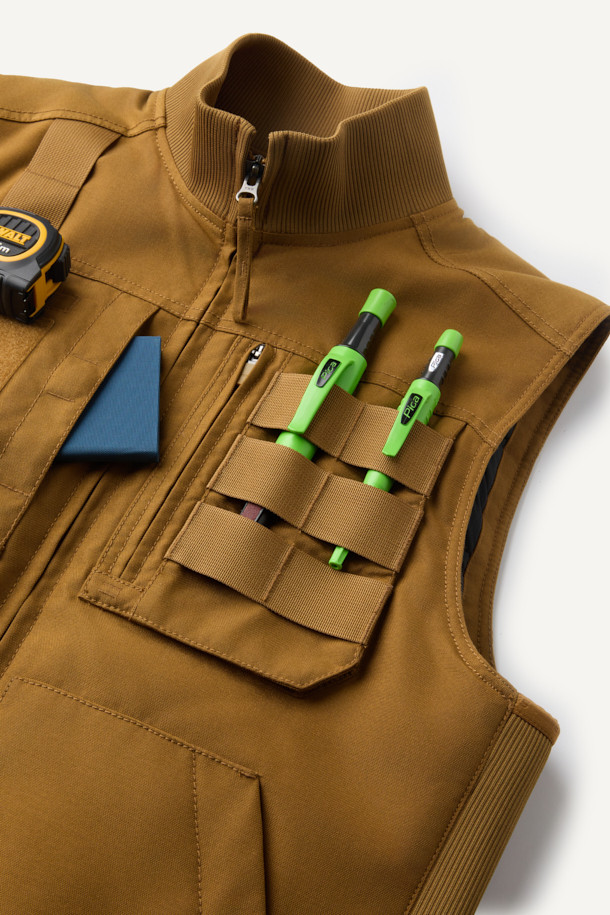 겨울철 일상과 아웃도어 활동에 적합한 헤비듀티 패딩 베스트입니다. 브라운 컬러의 무지 디자인으로, 유틸리티와 스포티한 스타일을 연출합니다. 겉감은 내구성이 뛰어난 코듀라와 나일론 소재를 사용하여 제작되었으며, 두꺼운 두께감으로 보온성을 높였습니다. 고기능성 패딩 충전재와 다수의 포켓, YKK 지퍼, 벨크로 포켓, 웨빙테이프 디테일 등 다양한 기능과 디자인 요소를 갖추었습니다. 내구성과 내마모성이 뛰어나며, 사이드 립 배색으로 포인트를 주어 세련된 겨울 데일리룩과 여행룩을 완성합니다.
