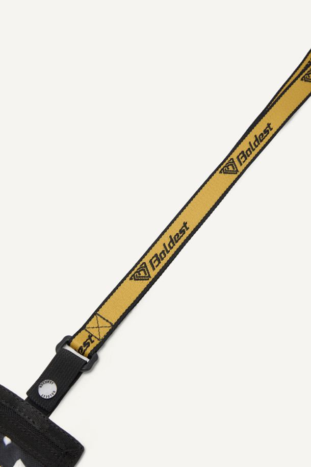 워크 네임택 V3는 여행, 출근, 비즈니스 캐주얼 등 다양한 TPO에 어울리는 네임택입니다. 미니멀, 캐주얼, 클래식 스타일을 아우르며, 블랙과 옐로우 두 가지 색상으로 출시되었습니다. 나일론 소재의 스몰 사이즈(80 x 115mm) 사각형 디자인으로, 로고 패턴과 스냅/벨크로 디자인 장식이 특징입니다. 3WAY 활용 가능하며, ID카드 홀더, 카드 수납 2구, 엘라스틱 밴드, 경량(50g) 및 내마모성 기능을 갖추어 실용성을 높였습니다. 사이즈 조절 및 분리가 가능하며, 스냅형/벨크로형 잠금 방식으로 사용이 편리합니다.
