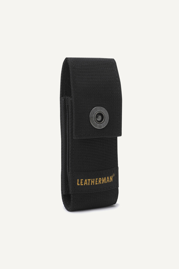 LEATHERMAN(레더맨) BOND 스테인리스 스틸은 캠핑, 아웃도어, 일상생활에서 다용도로 활용 가능한 멀티툴입니다. 420HC 스테인리스 스틸 소재로 제작되어 내구성이 뛰어나며, 실버 컬러의 세련된 디자인이 돋보입니다. 플라이어, 와이어 커터, 나이프, 드라이버 등 14가지 기능을 하나의 도구에 담아 휴대성을 높였으며, 176g의 가벼운 무게와 컴팩트한 접이식 디자인으로 휴대와 사용이 편리합니다. 포켓 클립이 부착 가능하며, 전용 파우치를 함께 제공하여 보관 및 이동이 용이합니다.
