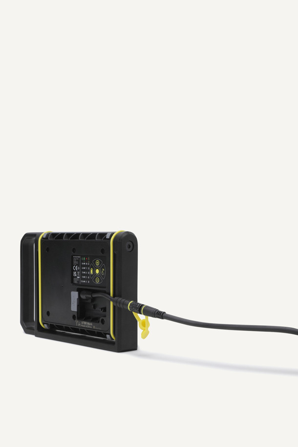 AF8R(에이 에프 에이트 알) 워크 라이트 기프트 박스는 캠핑이나 작업 시 유용한 작업등입니다. 최대 4000루멘의 밝기를 제공하며 5단계로 조절하여 필요에 맞는 밝기를 설정할 수 있습니다. IP67 등급의 방수/방진 기능을 갖춰 야외에서도 안심하고 사용할 수 있으며, 최대 14시간(Low Power) 사용 가능한 충전식 제품입니다. 알루미늄 소재로 제작되었으며, 블랙과 화이트 두 가지 색상으로 출시되었습니다. 본체, 충전 케이블, AC 전원 어댑터, 디퓨저 렌즈, 휴대용 케이스가 구성품으로 제공됩니다.
