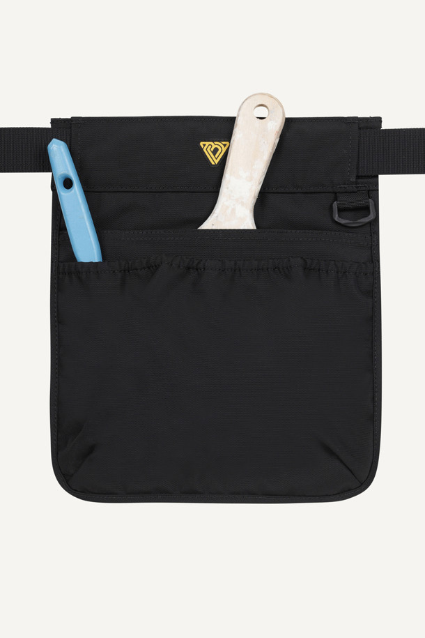 워크 페인터 벨트는 작업용 및 페인팅 작업에 최적화된 실용적인 아이템입니다. 블랙, 화이트 두 가지 색상으로 제공되며, 내구성이 뛰어난 나일론 소재를 사용했습니다. 3개의 파우치로 구성되어 있으며, 대형 메인 파우치, 좌/우측 보조 파우치로 넉넉한 수납공간을 제공합니다. 벨크로형 잠금 방식으로 간편하게 탈부착 가능하며, 고정력을 강화한 벨크로와 D링, 와펜 디자인으로 실용성과 스타일을 모두 갖췄습니다. 전면 및 후면 착용이 가능하며, 파우치 탈부착 및 사이즈 조절이 용이하여 워크샵룩, 출근룩과 같은 워크웨어, 캐주얼, 미니멀 스타일을 연출하기 좋습니다. 페인터 전용 툴을 최적화하여 작업 효율을 높여줍니다.
