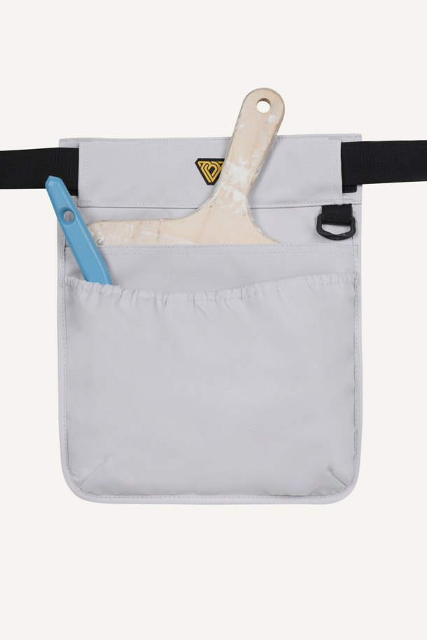 워크 페인터 벨트는 작업 시 편리함을 더하는 실용적인 아이템입니다. 튼튼한 나일론과 폴리에스테르 소재로 제작되어 내구성이 뛰어나며, 작업용, 페인팅, 미장 등 다양한 용도로 활용 가능합니다. 화이트와 블랙 두 가지 색상으로 출시되었으며, 수납, 탈부착, 커스터마이징 기능을 제공합니다. 대형 메인 파우치, 좌/우측 보조 파우치로 넉넉한 수납공간을 확보하고, D링, 벨크로, 와펜 디테일로 포인트를 더했습니다. 40mm 웨빙과 PU 코팅으로 고정력과 내구성을 강화하여 워크웨어, 고프코어, 캐주얼 스타일의 캠핑룩, 가을 나들이룩, 워크샵룩에 잘 어울립니다.
