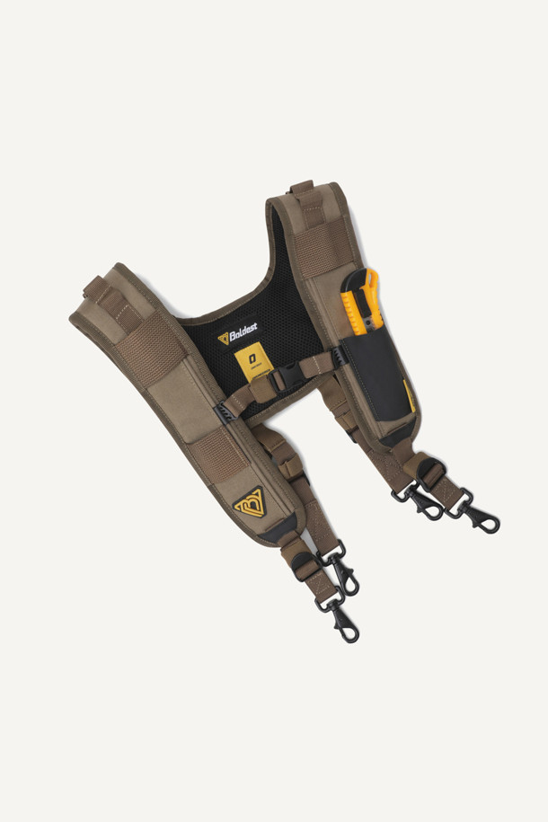 뉴 워크 E.D.C 서스펜더는 작업의 효율성을 높여주는 공구 수납 서스펜더입니다. 1050D 나일론 소재와 에어메쉬 안감으로 제작되어 통기성이 뛰어나며, 하중 분산 및 쿠셔닝 기능을 제공합니다. 브라운과 블랙 두 가지 색상으로 출시되었으며 웨빙, 벨크로, 심볼 와펜 등의 디자인 요소가 돋보입니다. 스트레치 웨빙, 다양한 수납공간, 툴벨트 호환 기능을 갖춰 워크웨어, 캐주얼, 미니멀 스타일을 즐겨 입는 분들께 적합합니다. 벨크로와 쌍올직 잠금 방식을 적용했으며, 웨빙고리, 벨크로 여밈걸이, 펜꽂이, 다용도걸이 등 실용적인 수납 기능을 제공합니다.
