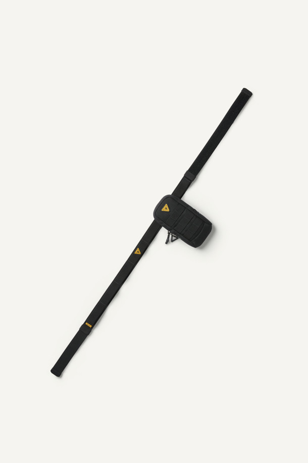 미케닉 벨크로 벨트 V2는 일상 및 워크웨어에 적합한 공용 벨트입니다. 블랙 컬러에 탄탄한 엘라스틱 밴드와 나일론, 엘라스틱 웨빙 소재를 사용하여 내구성을 높였습니다. 몰리 웨빙과 논버클 스타일로 활동성을 더했으며, 사이즈 조절 고리를 통해 편안한 착용감을 제공합니다. 벨크로형 여밈 방식과 심볼라벨, 레터링 라벨, 플라스틱 벨트 팁 디자인이 특징이며, 캐주얼, 미니멀, 워크웨어 스타일 모두에 잘 어울립니다. 스크래치 프리 기능으로 더욱 실용적인 제품입니다.
