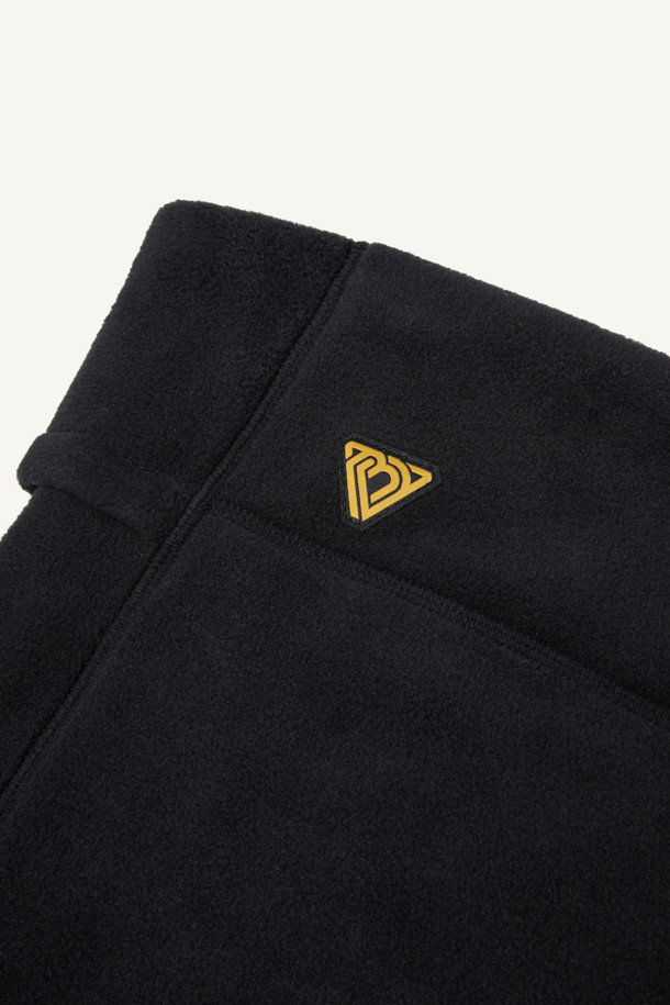 워크 폴라텍 브레서블 넥워머는 겨울철 보온성을 책임지는 필수템입니다. 폴라텍 200 시리즈 소재와 부드러운 플리스 소재를 사용하여 뛰어난 보온성과 부드러운 촉감을 선사합니다. 뒤쪽 사이즈 조절 기능과 E스트링, 스토퍼 여밈 방식으로 착용감을 높였으며, 안쪽에는 매쉬 소재를 덧대어 통기성을 더했습니다. 워킹, 일상, 등산, 캠핑 등 다양한 TPO와 캐주얼, 미니멀, 고프코어 스타일을 아우르는 활용도 높은 넥워머로, 무게는 약 100g입니다.
