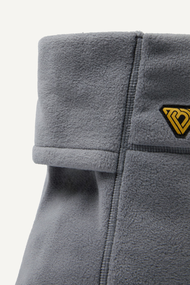 워크 폴라텍 브레서블 넥워머는 워킹, 일상, 등산, 캠핑룩 등 다양한 TPO에 활용 가능한 넥워머입니다. 부드러운 플리스 소재와 폴리에스테르 소재로 제작되어 겨울철 보온성을 높여줍니다. 그레이 컬러에 얼굴까지 덮을 수 있는 디자인으로, E스트링 사이즈 조절과 매쉬 안감을 통해 편안한 착용감을 제공합니다. Polartec 200 시리즈 소재를 사용하여 뛰어난 통기성을 자랑하며, 자수 로고와 스토퍼 디테일이 돋보이는 캐주얼, 고프코어, 미니멀 스타일의 넥워머입니다. 무게는 100g입니다.
