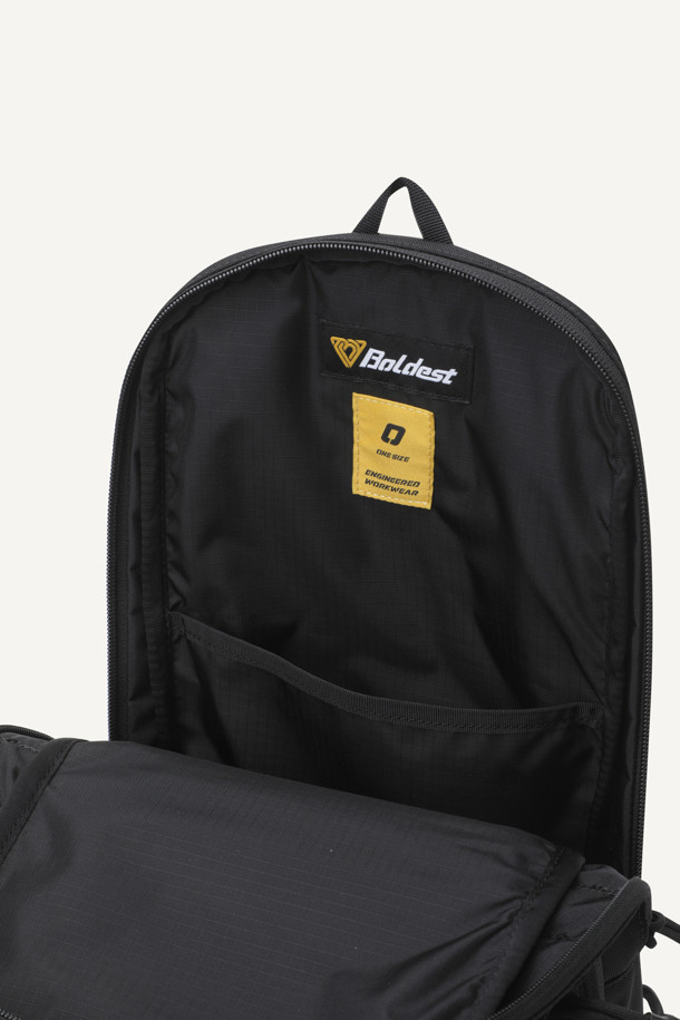 워크 몰리 슬링백 V2는 5L 용량의 미디엄 사이즈 남성용 슬링백입니다. 1,260D 나일론사를 사용하여 내구성을 높였으며, 몰리 시스템, 3개의 수납공간, 메쉬 등판, 벨크로, 웨빙 디테일로 실용성을 더했습니다. 일상 및 출퇴근 용도로 적합하며, 블랙 색상의 무지 디자인에 사각 형태, 지퍼형 잠금 방식과 플라스틱 버클, 2-WAY 착용, 길이 조절 기능으로 밀리터리 및 텍티컬 스타일을 연출합니다.
