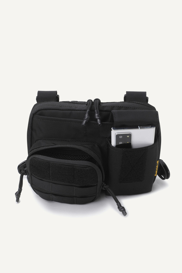 워크 체스트리그 V2는 1.5L 미디엄 사이즈의 블랙 색상 나일론 소재 체스트리그입니다. 메쉬 소재 등판과 회전형 스트랩 버클, 조절 가능한 어깨 패드로 편안한 착용감을 제공하며, 몰리 시스템과 다중 수납공간, 지퍼 및 벨크로형 잠금 방식으로 실용성을 더했습니다. 워크 및 일상 용도로 활용하기에 적합한 디자인과 기능을 갖춘 제품입니다.
