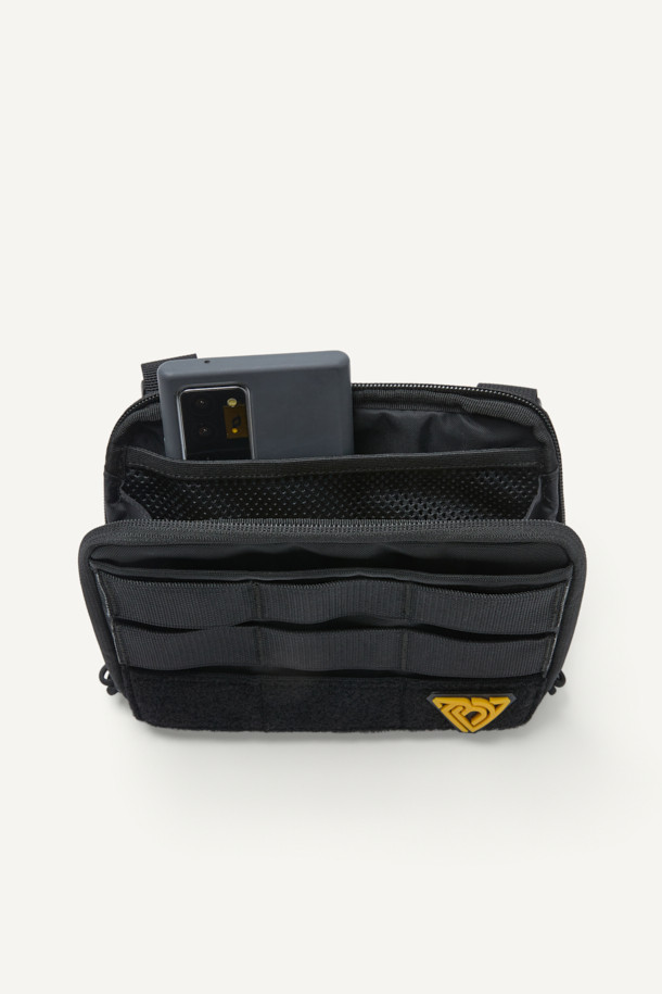 컴팩트 체스트 리그는 일상, 아웃도어, 워킹 활동에 적합한 가방입니다. 블랙 컬러의 나일론 소재로 제작되었으며, 컴팩트한 사이즈로 수납 기능을 제공합니다. 웨빙, 벨크로, 버클 등의 디자인 장식이 돋보이며, 몰리(MOLLE) 시스템, YKK 지퍼, 매쉬 그물망, 회전 버클, 고무 지퍼 손잡이, 스냅 단추 등 다양한 부자재를 사용하여 실용성을 높였습니다. 고프코어, 캐주얼, 스포티 스타일의 캠핑룩, 러닝룩에 매치하기 좋습니다.
