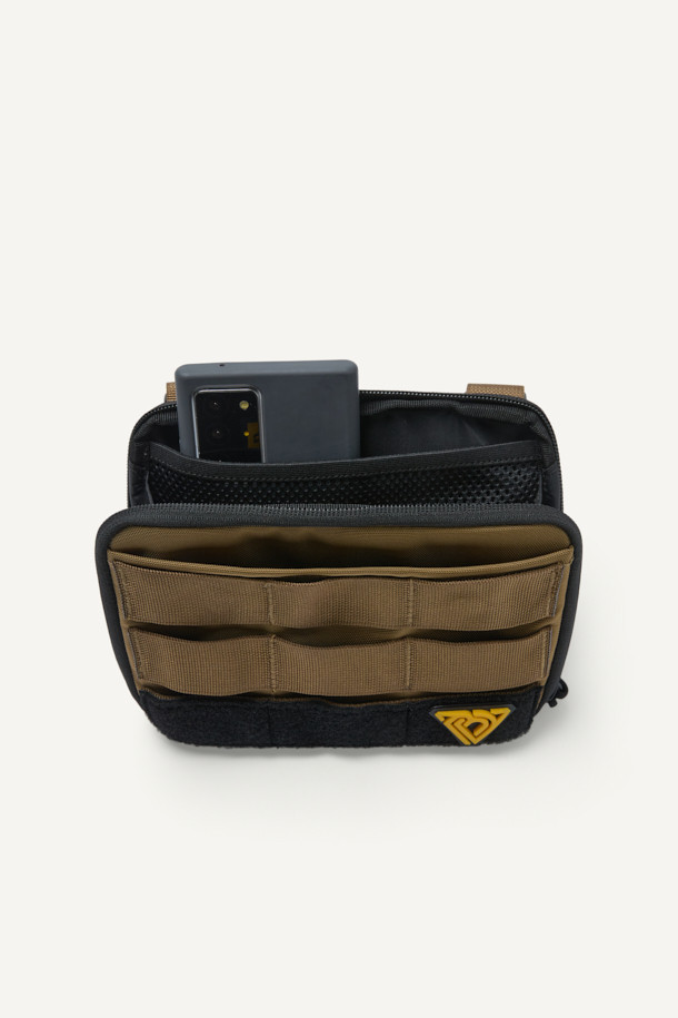 캠핑룩, 고프코어 및 워크웨어 스타일을 위한 컴팩트 체스트 리그입니다. 브라운과 블랙 두 가지 색상으로 출시되었으며, 360g의 가벼운 무게로 활동성을 높였습니다. 튼튼한 나일론 소재를 사용하여 내구성을 높였으며, 웨빙, 벨크로, 버클 디테일로 디자인의 완성도를 더했습니다. 사이즈 조절, 재귀반사 기능, 다양한 수납 공간을 제공하며, MOLLE 시스템, YKK 지퍼, 매쉬 그물망, 고무 지퍼손잡이, 스냅 단추 등 실용적인 기능으로 무장했습니다. 사각형 모양에 지퍼, 버클, 벨크로 잠금 방식을 적용하여 안전하게 소지품을 보관할 수 있습니다.
