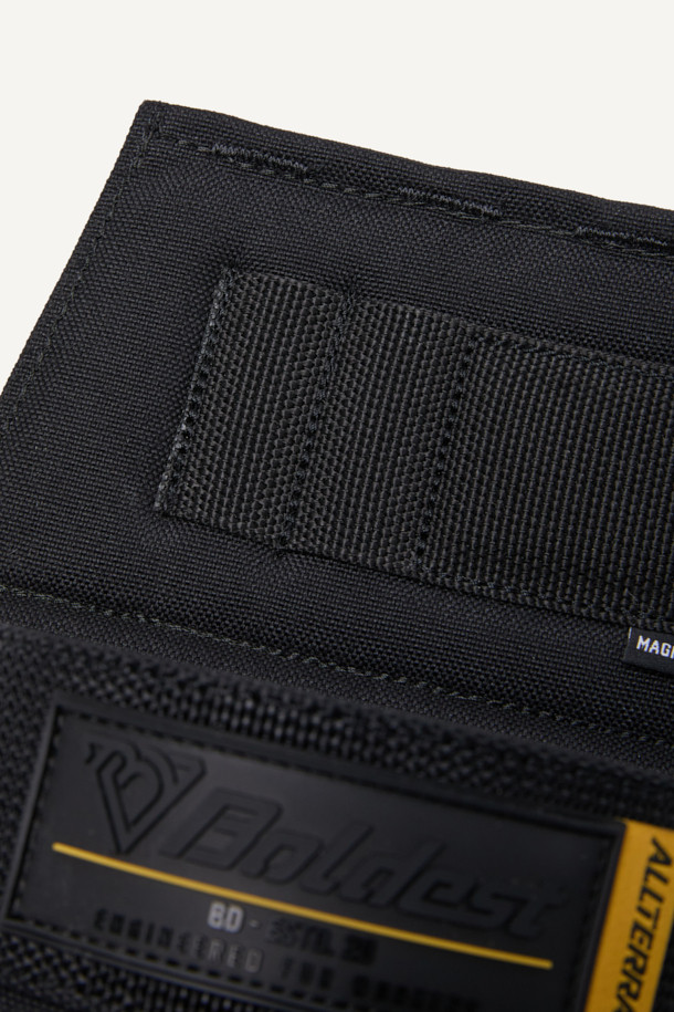 올터레인 툴 파우치 V3는 튼튼한 나일론 소재의 블랙 컬러 툴 파우치입니다. 미디엄 사이즈의 사각형 디자인으로, 웨빙, 와펜, 라벨 장식이 돋보입니다. MOLLE 시스템, 다수의 포켓, 마그네틱 및 벨크로 잠금 방식, 고강도 소재, 뛰어난 내구성을 갖춰 작업용 및 공구 수납에 최적화되었습니다. 워크웨어, 미니멀, 캐주얼 스타일을 즐기는 분들의 출근룩에 실용성을 더해줄 아이템입니다.
