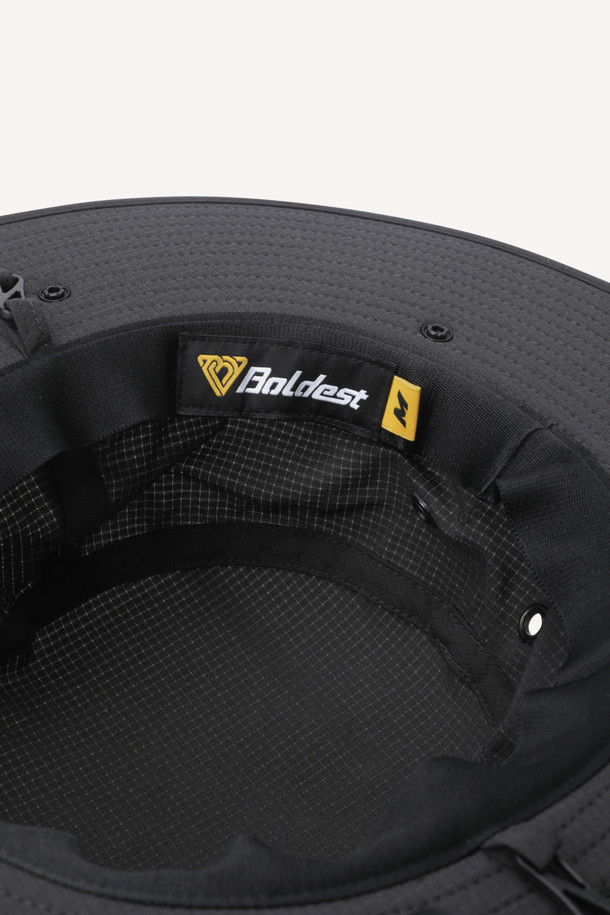 라이트워크 썬프로텍트 와이드 햇 V2는 아웃도어, 워킹, 일상생활에서 자외선을 차단하고 쾌적함을 유지하도록 설계된 모자입니다. 가볍고 통기성이 뛰어난 에어리도트 소재와 86mm의 넓은 챙으로 햇빛을 효과적으로 가려줍니다. 안면가리개, 목가리개, 턱끈이 있어 활동적인 움직임에도 모자를 안정적으로 착용할 수 있으며, 쿨맥스 땀받이, 메쉬 안감, 흡습속건 기능으로 쾌적함을 더했습니다. 제전 기능과 초발수 기능으로 쾌적함을 유지하며, 턱끈 조절 및 탈부착이 가능하여 사용자의 편의성을 높였습니다. 여행룩, 휴가룩, 산책룩 등 다양한 TPO에 캐주얼, 미니멀, 고프코어 스타일을 연출하기 좋습니다.
