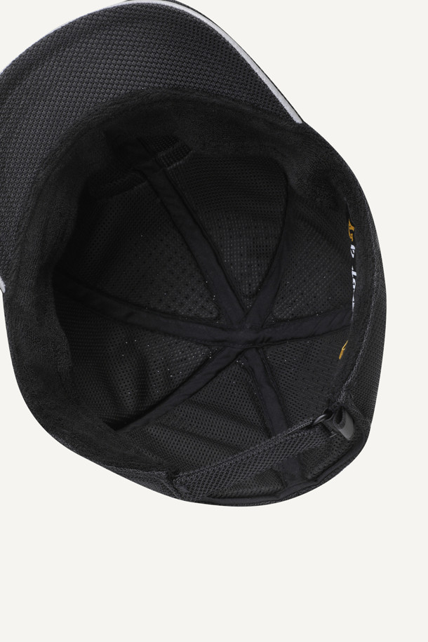 모터스 세이프티 캡은 작업 및 정비 시 안전을 책임지는 공용 캡모자입니다. 땀 흡수와 통기성이 뛰어난 폴리에스터와 EVA 소재로 제작되어 쾌적한 착용감을 제공합니다. 4cm 챙과 로고 패턴, 와펜 장식이 돋보이며, EVA 보강재 내장으로 충격 방지 기능을 더했습니다. 후면 밸크로 사이즈 조절과 2가지 사이즈(58/60)로, 워크샵룩, 등산룩, 캠핑룩 등 다양한 고프코어, 워크웨어 스타일에 매치하기 좋습니다. 부드러운 촉감과 인체공학적 패턴으로 편안함을 극대화했습니다.
