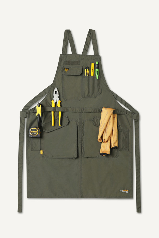 워크 툴 에이프런은 남녀 공용으로 제작되었으며, 카키와 올리브 두 가지 색상으로 만나볼 수 있습니다. 내구성이 뛰어나고 수납성이 뛰어난 워크웨어 에이프런으로, 나일론과 코듀라 소재를 사용하여 흡습, 속건, 내마모 기능까지 갖췄습니다. 가슴 포켓 4개, 하단 포켓 4개, 펜 포켓 등 넉넉한 수납공간을 제공하며, 벨크로, 몰리시스템, X자형 어깨끈으로 디자인에 포인트를 더했습니다.  길이 조절, 가랑이 트임, 패치 부착 가능 등 디테일한 기능성으로 워크샵룩, 캠핑룩, 가을 나들이룩, 워크웨어, 고프코어, 미니멀 스타일을 즐기는 분들께 적합합니다.
