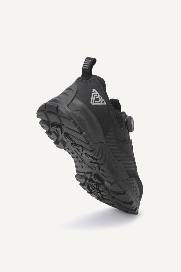 **VAULT ESSENTIAL (볼트 에센셜) 안전화**는 작업용 및 산업용으로 디자인된 남성용 안전화입니다. 블랙 컬러의 이 안전화는 사계절 모두 착용 가능하며, 스틸 토캡으로 앞코를 보호합니다. 신세틱, 메쉬, 러버 소재를 사용하여 제작되었으며, 4인치 굽 높이의 플랫 타입입니다. 14,000V 절연, 미끄럼 방지, BOA L6 시스템, 3겹 방탄지 내답판, 쿠셔닝 PU 인솔, 힐 웨빙 손잡이, 재귀반사 테이프, KCs 인증을 받았으며, 메쉬 안감에 로고 패턴과 BOA 다이얼 신발 여밈을 적용했습니다. 출근룩, 워크샵룩, 워크웨어, 미니멀, 캐주얼 스타일에 잘 어울리는 안전화입니다.
