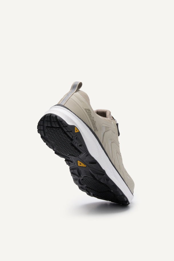 남성 작업용 산업용 안전화, VAPOR SHIELD 441(베이퍼 쉴드 441)입니다. 미니멀하고 워크웨어 스타일의 베이지 컬러로, 출근룩에도 잘 어울립니다. 아라미드 토캡, 메쉬, PU, E-TPU, 러버 소재를 사용하여 내구성과 통기성을 높였으며, EVA 안감으로 편안함을 더했습니다. BOA 시스템으로 편리하게 신고 벗을 수 있으며, 정전기 방지, 미끄럼 방지 기능과 KCs 인증을 획득하여 안전성을 확보했습니다. 충격 흡수, 통기성, 정전기 방지, 미끄럼 방지 등 다양한 기능을 갖춘 사계절용 안전화입니다.
