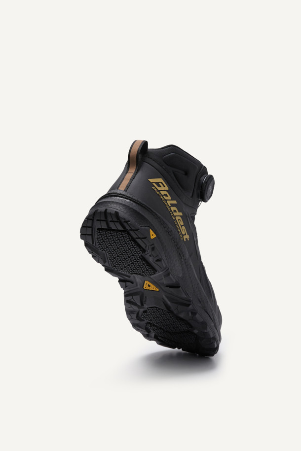 VAPOR SHIELD 541 (베이퍼 쉴드 541)은 남성용 워크부츠입니다. 블랙 컬러의 무지 디자인으로, 출근룩과 캠핑룩, 워크웨어, 미니멀, 캐주얼 스타일에 적합합니다. 아라미드 토캡, 메쉬, PU, E-TPU, 러버 소재를 사용하여 제작되었으며, BOA Fit System (보아 핏 시스템)을 적용하여 편리한 착용감을 제공합니다. E-TPU 미드솔, 논슬립 러버 아웃솔, 2.4mm 내답판, 탄성 EVA 허니콤 인솔을 통해 통기성, 내구성, 쿠션성, 반발 탄성, 미끄럼 방지 기능을 갖추었습니다. 사계절 모두 착용 가능하며, 작업 및 워킹에 적합한 기능을 제공합니다.
