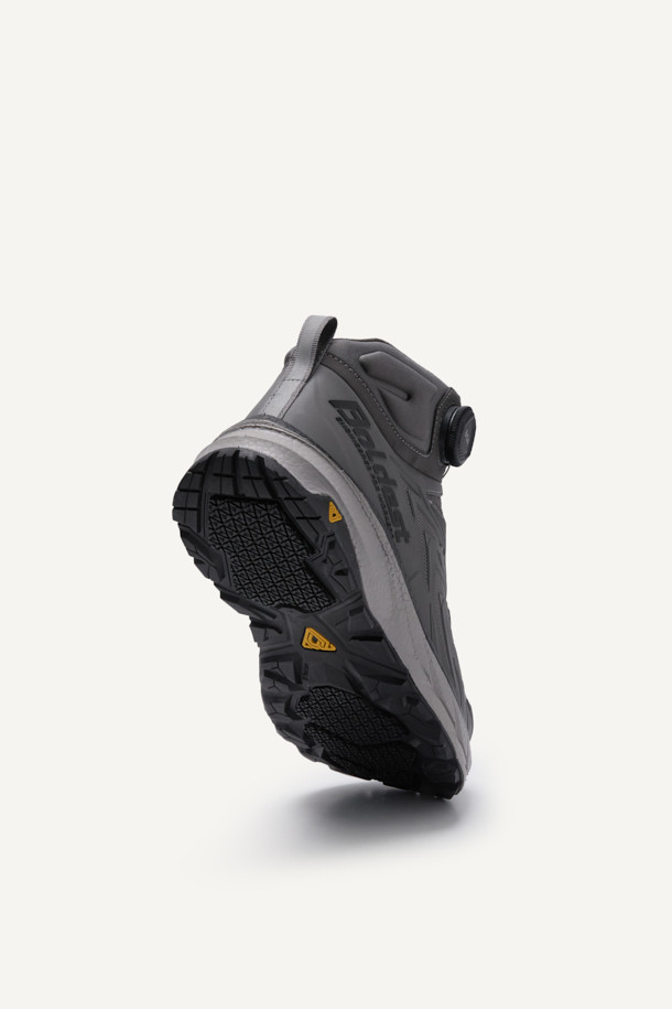 VAPOR SHIELD 541 (베이퍼 쉴드 541) 안전화는 남성 작업자를 위해 디자인된 미드컷 스타일의 안전화입니다. 그레이 컬러의 무지 디자인으로, 작업복과 함께 미니멀하거나 워크웨어 스타일의 출근룩을 연출하기 좋습니다. 메쉬, PU, E-TPU, 러버 소재를 사용하여 통기성과 내구성을 높였으며, 아라미드 토캡과 KCs 인증을 받아 안전성을 확보했습니다. BOA Fit System (보아 핏 시스템)을 적용하여 편안한 착용감을 제공하며, EVA 안감과 쿠션성, 반발탄성, 미끄럼방지 기능으로 작업 시 충격 흡수와 경량성을 경험할 수 있습니다.
