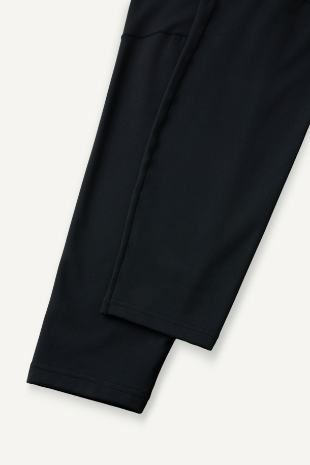 겨울철 스포츠 및 피트니스 활동에 최적화된 윈터 베이스레이어 하의입니다. 뛰어난 보온성과 신축성, 내구성을 갖춘 폴리에스테르 및 스판덱스 혼방 소재로 제작되었습니다. ENGINEERED DIVISION 인체공학 패턴과 메로스티치 봉제 기술을 적용하여 활동성을 높였으며, 부드러운 촉감의 브러시 안감으로 편안한 착용감을 제공합니다. 슬림핏 테크핏 디자인과 E-BAND 밴딩으로 안정적인 착용감을 선사하며, 볼디스트 심볼 로고 프린팅으로 스포티한 스타일을 더했습니다. 피트니스룩 또는 겨울 데일리룩으로 활용하기 좋은 미니멀한 디자인의 긴바지입니다.
