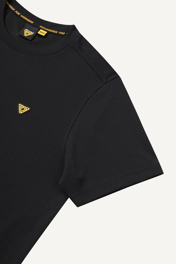 **PP 반팔 베이스레이어**

뛰어난 흡습속건 기능과 보온성, 경량성을 갖춘 PP 반팔 베이스레이어입니다. 스포츠 활동과 운동 시 최적의 컨디션을 유지하도록 돕습니다. 얇은 두께감으로 활동성을 높였으며, 스포티한 스타일을 연출합니다. 라운드넥 디자인에 테크핏 핏으로 제작되어 편안한 착용감을 제공합니다. 블랙 컬러에 볼디스트 삼각 심볼 라벨과 볼디스트 로고 라벨로 포인트를 더했습니다.
