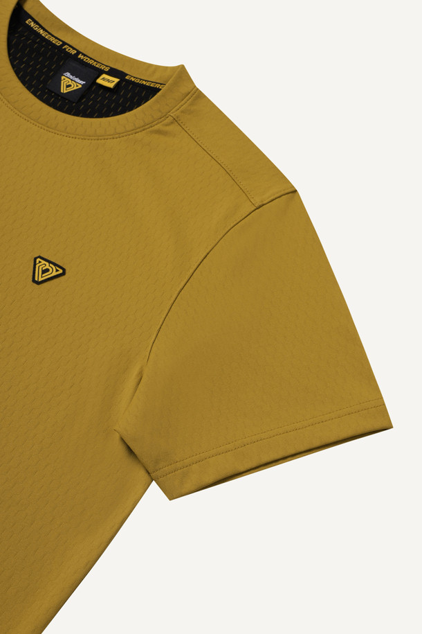 **PP 반팔 베이스레이어**

스포츠 및 운동 시 최적의 퍼포먼스를 지원하는 PP 반팔 베이스레이어입니다. 폴리프로필렌과 폴리에스터 혼방 소재로 제작되어 흡습속건, 보온성, 경량성을 제공합니다. 테크핏 핏과 라운드넥 디자인으로 활동성을 높였으며, 얇은 두께감으로 편안한 착용감을 선사합니다. 머스타드 컬러에 볼디스트 심볼 라벨과 로고 라벨이 포인트로 디자인되었습니다. 피트니스룩, 러닝룩, 요가/필라테스룩 등 다양한 스포츠 활동에 활용하기 좋은 스포티한 스타일의 반팔 베이스레이어입니다.
