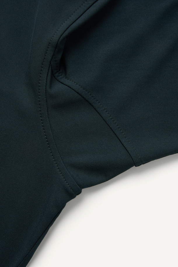 워크 긴팔 모크넥 베이스레이어 V2는 혹독한 겨울 추위 속에서도 쾌적함을 유지하도록 설계된 남녀 공용 작업용 긴팔 티셔츠입니다. 보온성이 뛰어난 기모 안감과 내구성이 강한 나일론 소재를 사용하여, 활동적인 작업 환경에서도 든든하게 몸을 보호합니다. 스포티한 스타일의 테크핏으로 제작되었으며, 밑단 들뜸 방지 및 이물질 차단 기능을 통해 편안함과 실용성을 높였습니다. 모크넥 디자인은 목을 따뜻하게 감싸주며, 겨드랑이 활동 패턴으로 활동성을 극대화했습니다. 블랙 색상으로 어떤 워크웨어, 데일리룩에도 미니멀하게 잘 어울립니다.
