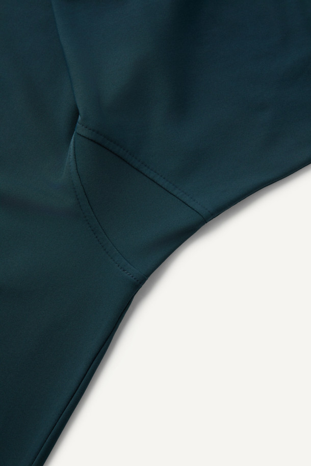 워크 긴팔 모크넥 베이스레이어 V2는 겨울철 워크웨어와 일상에서 활용하기 좋은 남녀 공용 베이스레이어입니다. 네이비 컬러의 무지 디자인으로, 스포티하고 베이직한 스타일을 연출합니다. 두꺼운 두께감의 기모 안감과 부드러운 촉감으로 뛰어난 보온성을 제공하며, 신축성과 내구성을 갖춰 활동성을 높였습니다. 테크핏으로 제작되어 몸에 알맞게 핏되며, 겨드랑이 활동 패턴과 밑단 들림 방지 디테일로 편안한 착용감을 선사합니다. 모크넥 디자인과 긴소매 기장으로 다양한 겨울 데일리룩, 피트니스룩, 출근룩에 활용 가능합니다.
