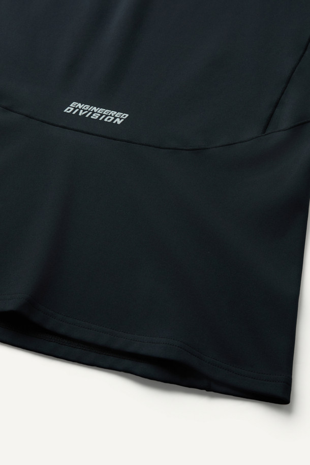 윈터 베이스레이어 상의는 스포츠 및 피트니스 활동에 적합한 남녀 공용 의류입니다. 부드러운 촉감의 폴리에스테르와 스판덱스 혼방 소재로 제작되어 뛰어난 보온성과 신축성, 내구성을 제공합니다. 두꺼운 두께감과 브러시 안감으로 겨울철에도 따뜻하게 착용 가능하며, 메로스티치 봉제와 ENGINEERED DIVISION 인체공학 패턴으로 활동성을 높였습니다. 라운드넥 긴소매 디자인에 무지 블랙 컬러로, 테크핏 핏을 연출하여 스포티하고 미니멀한 스타일을 완성합니다. 피트니스룩, 러닝룩, 겨울 데일리룩 등 다양한 TPO에 활용하기 좋습니다.
