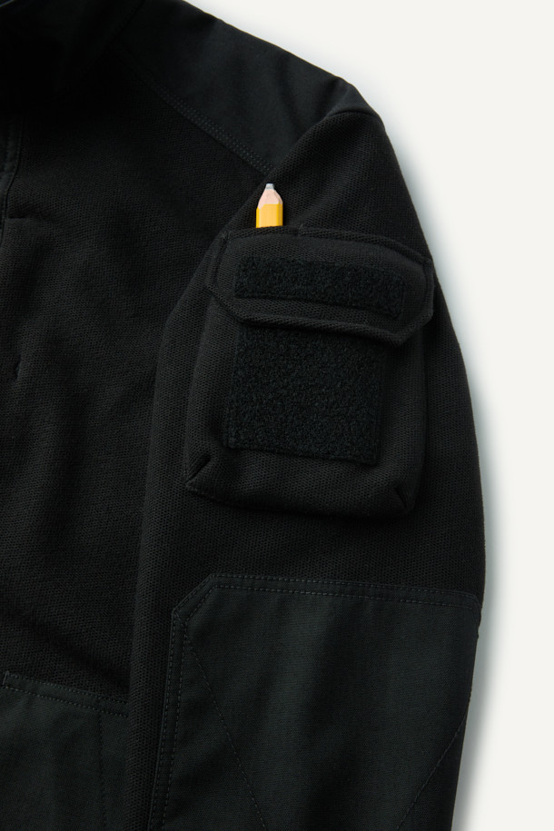 워크 시그니쳐 플리스 재킷 V3는 워크웨어와 일상 착용에 적합한 공용 플리스 재킷입니다. 부드러운 촉감의 플리스 소재와 두꺼운 두께감으로 가을, 겨울철 보온성을 제공하며, 스탠다드핏으로 편안한 착용감을 선사합니다. 블랙 컬러의 무지 디자인에 집업 및 스냅 여밈 방식을 적용하여 실용성을 높였습니다. 코듀라 500D 원단 덧댐, 허니콤 조직 본딩, YKK 스냅/지퍼, 총 6개의 포켓, 겨드랑이 액션분량, 목/소매 접밴드 등의 디테일로 내구성과 방수 기능을 더했습니다. 캐주얼, 스포티, 워크웨어 스타일을 아우르며 겨울 데일리룩, 산책룩, 워크샵룩에 활용하기 좋습니다.
