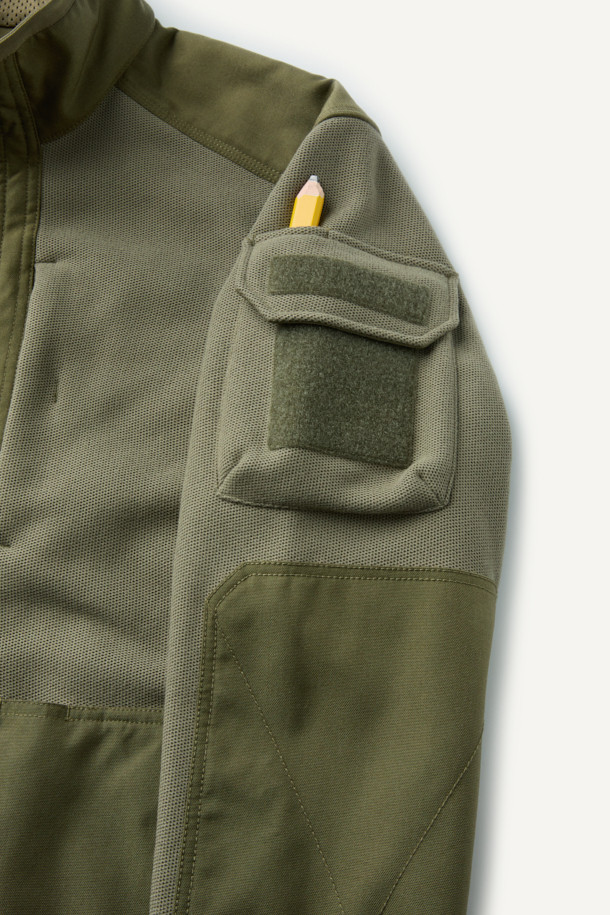 워크 시그니쳐 플리스 재킷 V3는 일상, 워크웨어, 아웃도어 활동에 적합한 플리스 재킷입니다. 카키와 올리브 두 가지 색상으로 출시되었으며, 가을과 겨울에 따뜻하게 착용할 수 있습니다. 부드러운 촉감의 허니콤 조직 본딩 플리스 소재를 사용하고, 내구성을 높이기 위해 코듀라 500D 원단을 덧대었습니다. 스탠다드핏으로 제작되었으며, YKK 스냅/지퍼와 총 6개의 포켓으로 실용성을 더했습니다. 가을 나들이룩, 캠핑룩, 겨울 데일리룩 등 다양한 스타일에 캐주얼, 스포티 무드로 연출하기 좋습니다.
