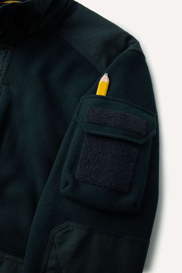 워크 시그니쳐 플리스 재킷 V3는 가을, 겨울 시즌에 따뜻하게 착용할 수 있는 플리스 재킷입니다. 일상, 워크웨어, 아웃도어 활동에 적합하며, 캐주얼, 스포티한 스타일을 연출할 수 있습니다. 부드러운 촉감의 플리스 소재와 내구성이 뛰어난 코듀라 500D 원단 덧댐으로 제작되었습니다. 허니콤 조직 본딩 플리스, YKK 스냅/지퍼, 총 6개의 포켓, 겨드랑이 액션 분량, 목/소매 접밴드 처리 등 다양한 기능성 디테일이 돋보입니다. 스탠다드핏의 블랙 컬러 무지 디자인으로, 겨울 데일리룩, 워크샵룩, 캠핑룩 등 다양한 TPO에 활용하기 좋습니다.
