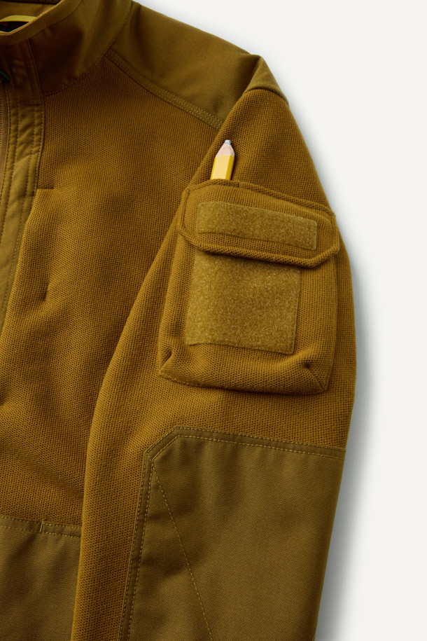 워크 시그니쳐 플리스 재킷 V3는 일상과 워크웨어 스타일을 아우르는 공용 플리스 재킷입니다. 부드러운 촉감의 허니콤 조직 본딩 플리스와 코듀라 500D 원단 덧댐으로 보온, 내구성, 방풍 기능을 갖춰 가을, 겨울철에 착용하기 좋습니다. 스탠다드핏에 지퍼와 스냅 여밈 방식을 적용했으며, 총 6개의 포켓과 겨드랑이 액션 분량, 목/소매 접밴드 처리로 활동성을 높였습니다. 브라운 컬러의 무지 디자인으로 캐주얼, 워크웨어, 스포티한 스타일을 연출할 수 있으며, 겨울 데일리룩, 산책룩, 캠핑룩에 적합합니다.
