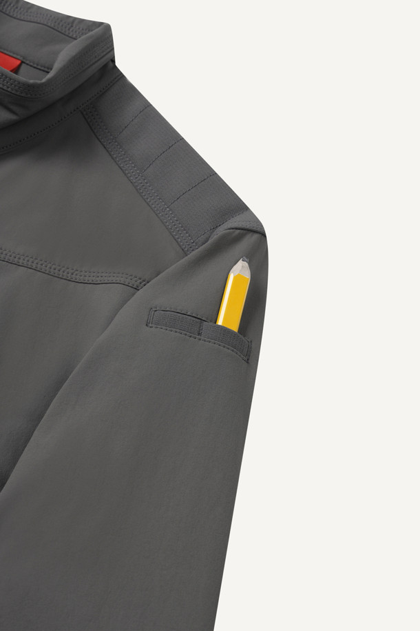 워크 스크래치 프리 우븐 재킷은 남성용 워크 자켓입니다. 그레이 컬러에 스포티하고 캐주얼한 스타일을 더했으며, 봄, 가을, 겨울 3계절 착용이 가능합니다. 나일론과 스판덱스 혼방 소재로 제작되어 활동성과 내구성을 높였으며, 스탠다드 핏으로 편안하게 착용할 수 있습니다. 겨드랑이 액션 분량, 10개 포켓 시스템, 스크래치 방지 설계, YKK 스냅/지퍼 사용으로 기능성을 더해 작업용 및 일상복으로 활용하기 좋습니다. 출근룩, 워크샵룩, 가을 나들이룩 등 다양한 TPO에 캐주얼하고 미니멀한 워크웨어 스타일을 연출해보세요.
