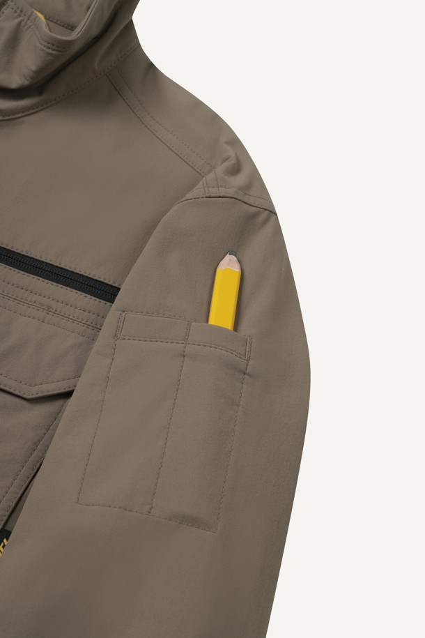 안티케미컬 재킷은 작업용, 일상에서 활용 가능한 워크웨어 스타일의 남성 자켓입니다. 카키 색상에 무지 디자인으로, 스탠다드핏의 레귤러 기장으로 제작되었습니다. 지퍼, 스냅, 벨크로 여밈 방식을 갖췄으며, 뛰어난 발수, 방수, 내화학 기능과 재귀반사 기능을 제공합니다. 11개의 포켓 시스템, 펜꽂이 포켓, 액션 분량, 화학물질 보호 기능, YKK 스냅/지퍼 디테일이 특징이며, 출근룩, 워크샵룩, 가을 나들이룩에 적합합니다. 부드러운 촉감의 나일론 소재로 제작되어 미니멀하고 캐주얼한 스타일을 연출합니다.
