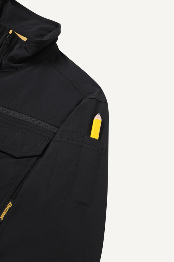 안티케미컬 재킷은 작업, 일상에서 활용 가능한 남녀 공용 자켓입니다. 스포티와 밀리터리 무드를 동시에 느낄 수 있으며, 블랙 컬러의 무지 디자인으로 제작되었습니다. 나일론 소재를 사용하여 부드러운 촉감을 제공하며, 스탠다드핏과 긴 소매 기장으로 편안한 착용감을 선사합니다. 방수, 발수, 화학물질 보호 기능을 갖춰 작업 환경에서 안전하게 사용할 수 있으며, 총 11개의 다수 포켓, 펜꽂이 포켓, 재귀반사 프린트, 액션분량, YKK 스냅/지퍼 디테일로 실용성을 높였습니다. 출근룩, 워크웨어, 스포티, 미니멀 스타일을 즐겨 입는 분들께 추천합니다.
