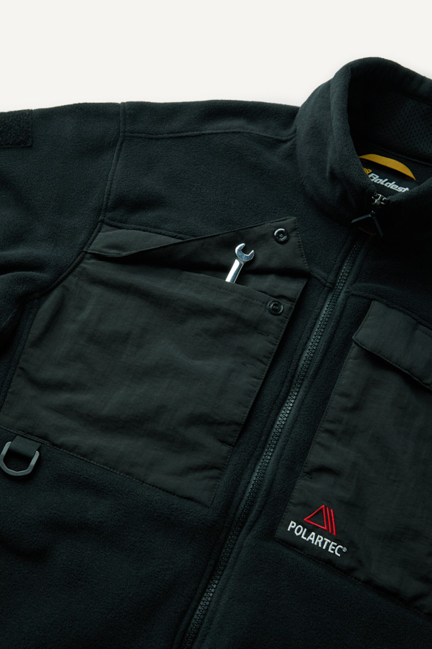 워크 미드레이어 폴라텍 플리스 재킷 V3는 일상, 작업 그리고 아웃도어 활동에 적합한 남녀 공용 플리스 재킷입니다. 뛰어난 보온성과 통기성을 제공하며, 흡습 및 속건 기능으로 쾌적한 착용감을 유지합니다. 부드러운 촉감의 폴라텍 플리스 소재와 9개의 포켓, 벨크로, D링 디테일은 스포티하면서도 캐주얼한 스타일을 완성합니다. 스탠다드 핏에 긴 소매, 집업 및 스냅 여밈 방식으로 편안한 착용감을 선사하며, 봄, 가을, 겨울 세 계절 모두 활용 가능합니다. 등산, 캠핑, 출근 등 다양한 TPO에 맞춰 미니멀하고 세련된 스타일을 연출해보세요.
