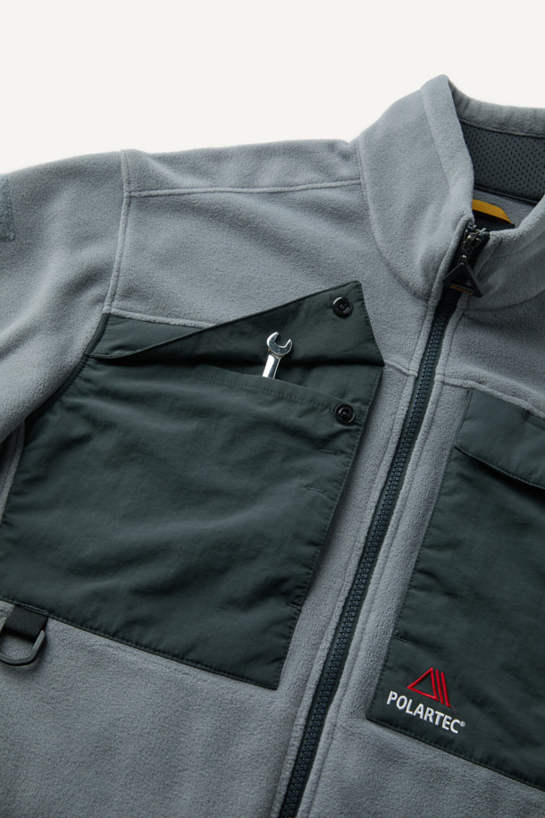 워크 미드레이어 폴라텍 플리스 재킷 V3는 일상, 작업 및 아웃도어 활동에 적합한 남녀 공용 플리스 재킷입니다. 부드러운 촉감의 폴라텍 소재와 나일론 소재를 혼방하여 보온성, 통기성, 속건 기능, 그리고 내구성을 갖췄습니다. 스탠다드핏의 레귤러 기장으로, 그레이 및 다크 그레이 색상으로 제공되며, 지퍼 및 스냅 여밈 방식에 총 9개의 포켓을 구성하여 실용성을 더했습니다. 마찰 부위 덧댐 처리, YKK 스냅/지퍼, 벨크로, D링 다용도 고리 등 다양한 디테일이 돋보이며, 등산룩, 캠핑룩, 출근룩 등 다양한 TPO에 캐주얼, 스포티, 워크웨어 스타일로 활용하기 좋습니다.
